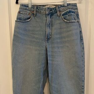 Abercrombie & Fitch Curve Love High Rise 80’s Mom Jeans | 28/6 SHORT